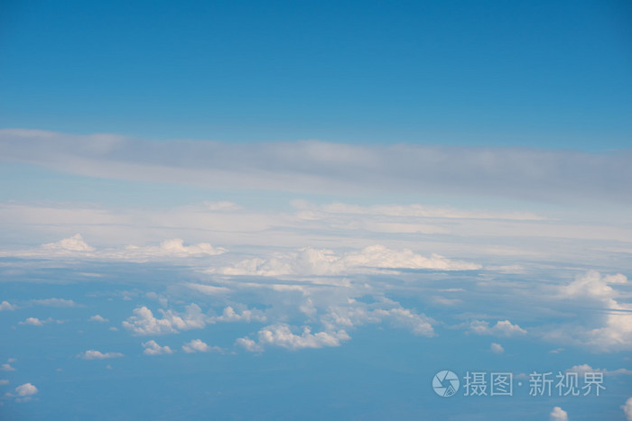 蓝蓝的天空，云从喷气飞行的鸟瞰图