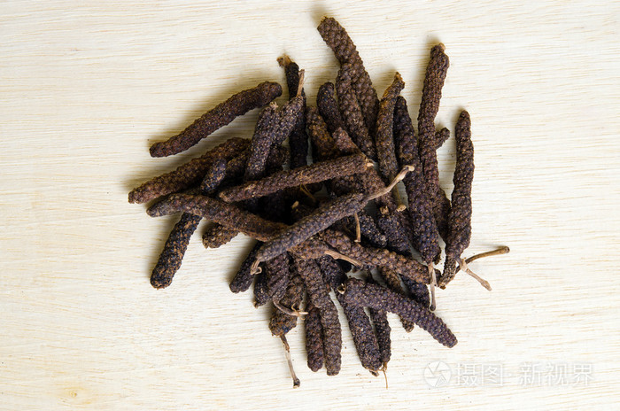 长胡椒或比布利或dipli荜茇木巴上孤立