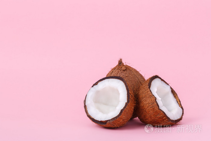 最小的风格.两个半球的椰子