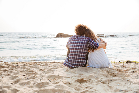 男女拥抱背影图片