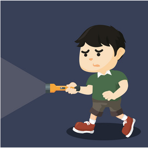 男孩走在黑暗中与手电筒照片