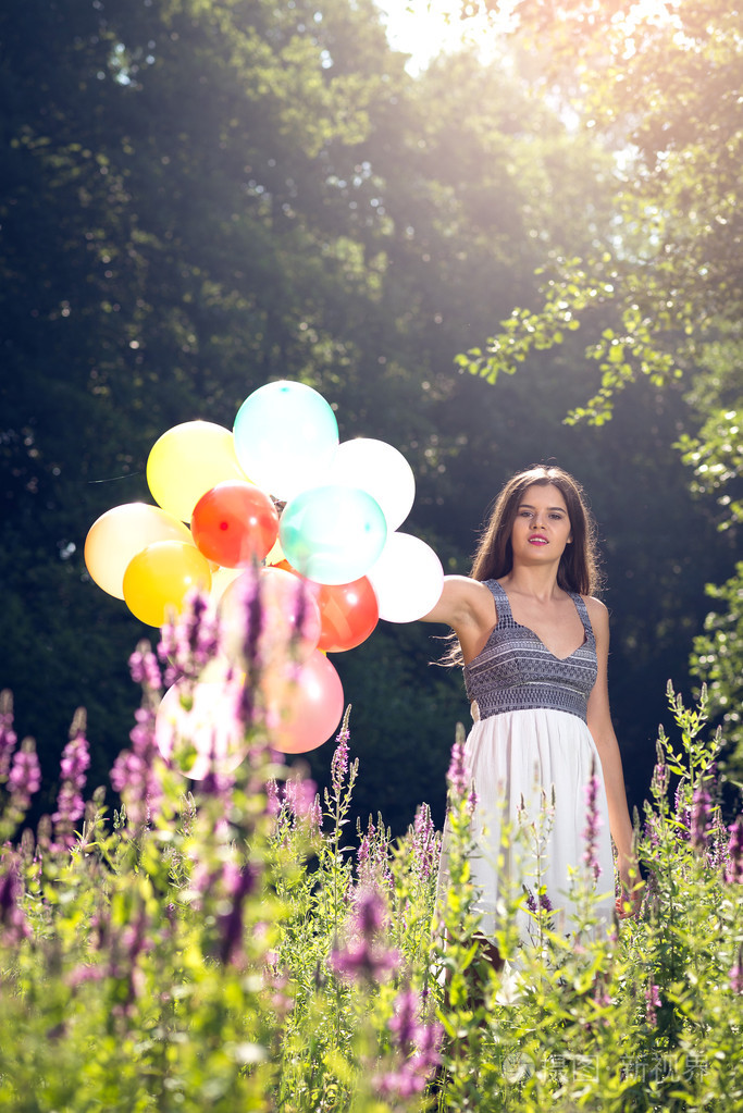 手拿气球的女孩