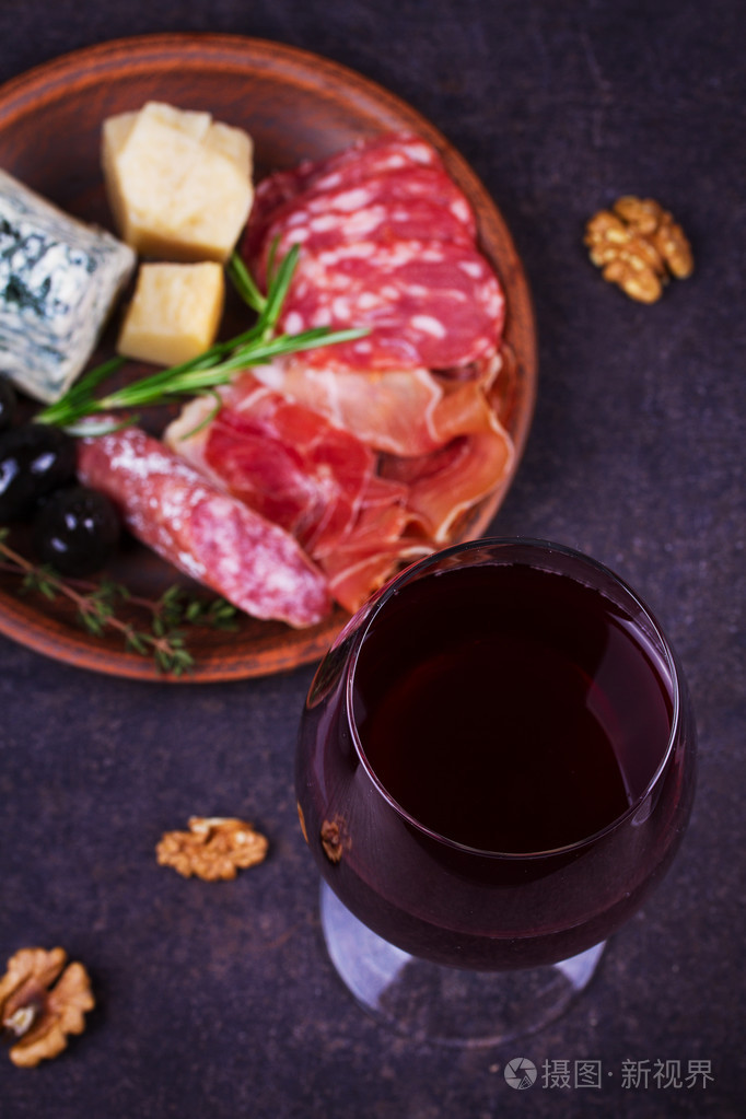 红葡萄酒配蓝干酪意大利意大利腊肠火腿橄榄