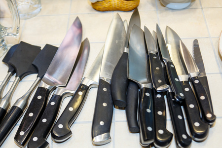 厨师的刀在餐厅厨房的桌子上图片