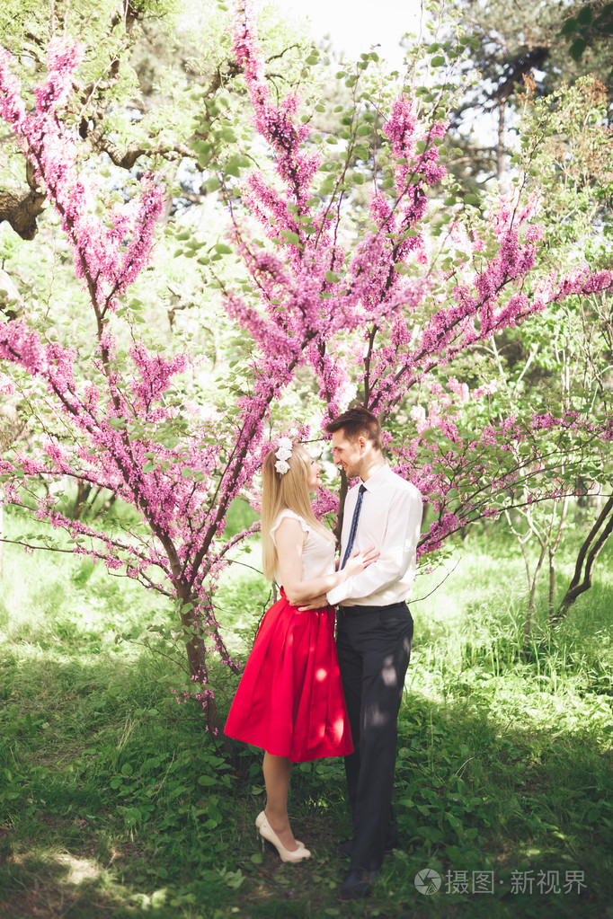 时尚美丽快乐婚礼情侣接吻和拥抱在植物园