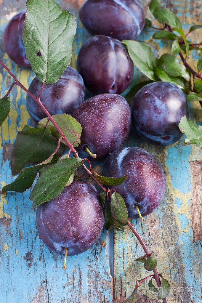 在木板上的新鲜梅子