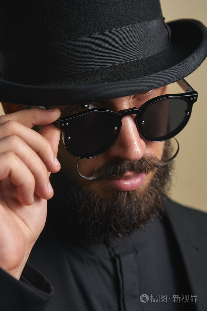 与圆顶硬礼帽帽子大胡子的肖像