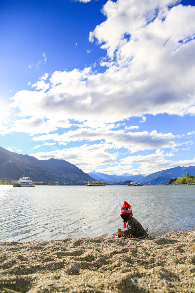 小女孩正在玩水的新西兰的瓦纳卡湖