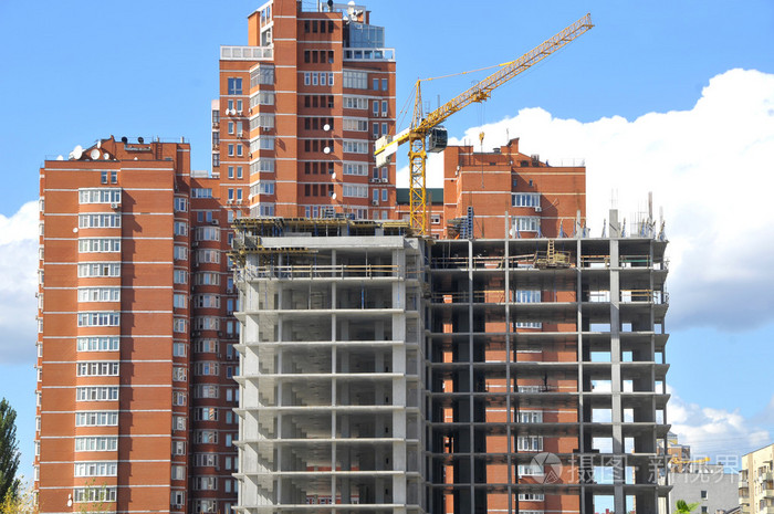 多层住宅的建设.塔式起重机在建筑地盘工作,建设一座房子