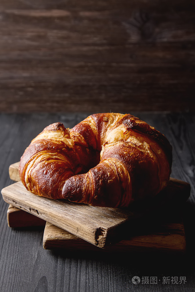 吃早饭的法国食品.新鲜的烤的面包.黑暗的木 bac