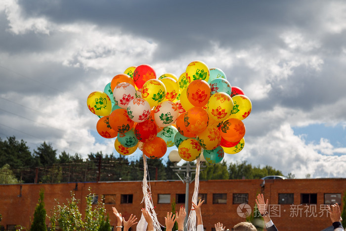 堆的气球升上天空在新学年开始的庆祝活动