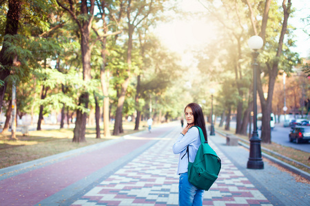 学生在大学校园里到户外散步图片