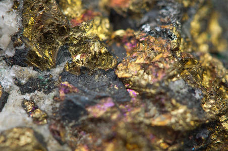 硫化铜黄铜矿硫化铜矿物宏观.照片