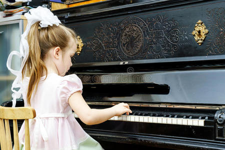 可爱的小女孩弹旧钢琴