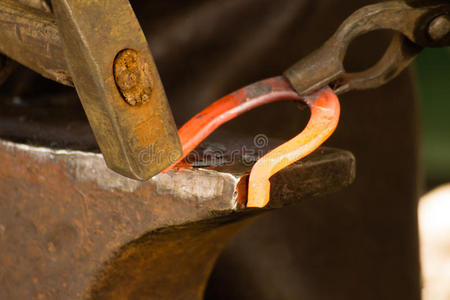 锤打发光的钢在铁热的时候敲打。