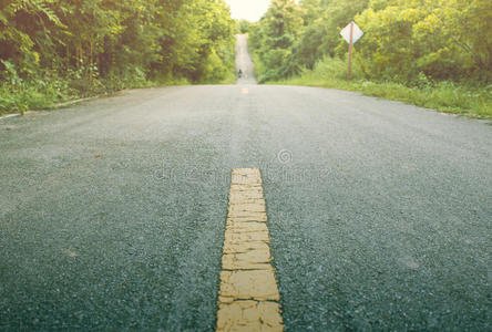 专注于街道。 森林乡村道路，复古风格