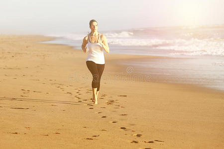 女子跑步沙滩