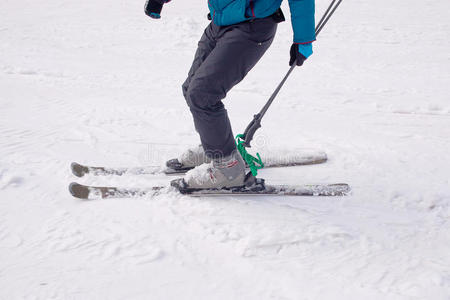 滑雪者从山上下来