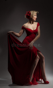 穿着红色裙子的漂亮金发女郎