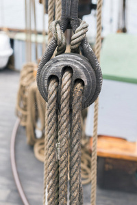 升起 海的 弯曲 海事 桅杆 古老的 滑轮 绳索 划船 解决