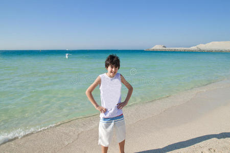 面对 海滩 男孩 阿拉伯语 头发 青少年 肖像 衣服 波动