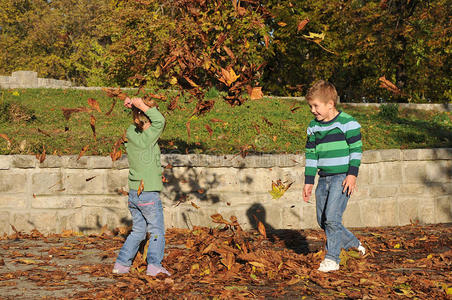 孩子们在秋天的公园里玩耍