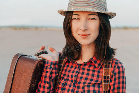 女孩 旅行者 复古的 离开 赶时髦的人 夏天 帽子 行李