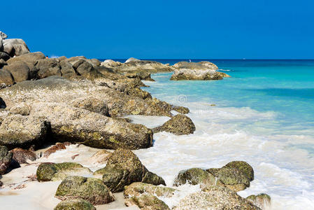 热带石头海滩。普吉岛。