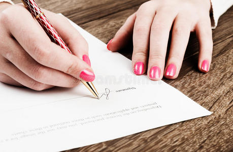 用钢笔签署合同。