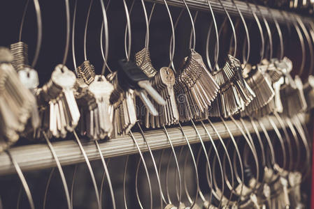 商店定位符一堆钥匙挂在钥匙制造商商店的电线上照片