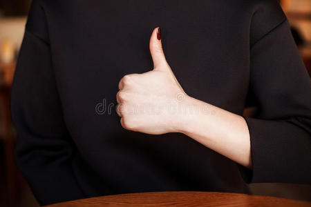 女性手显示拇指向上的标志