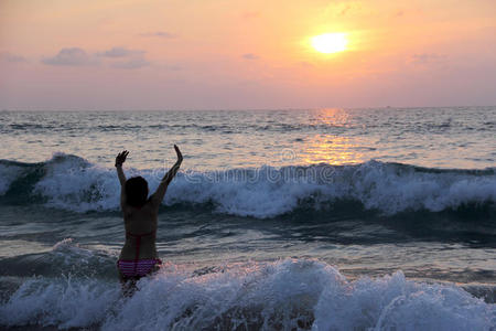 健康 女人 太阳 日出 轮廓 行走 日落 海洋 夏天 比基尼