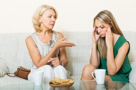 母亲和女儿在认真地交谈照片