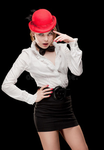 戴红帽子的漂亮女人。