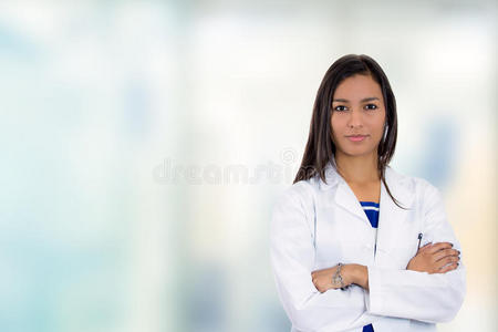 自信的年轻女医生医学专业人士站在医院里