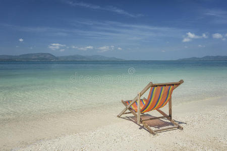 泰国阳光海滩的沙滩椅