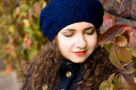 戴贝雷帽的年轻漂亮的黑发女郎的肖像照片