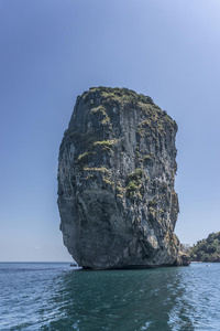 奇怪的石灰石岛南泰国。 旅行。 克拉比