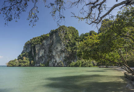 泰国南部美丽的热带海湾。 旅行。 克拉比