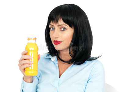 迷人的健康年轻女人，黑发，拿着一瓶橙汁