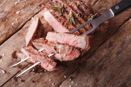 烤叉烤肉用叉子烤牛排. 水平顶部视图照片