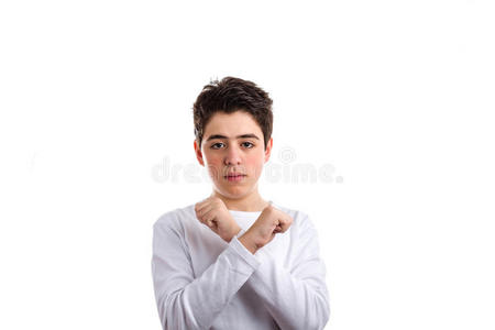 白种男孩交叉拳头手势与痤疮容易皮肤。