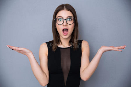 可爱的女人脸上表情惊讶照片