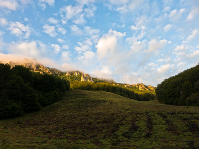 徒步旅行 巨石 小山 森林 风景 自然 美丽的 薄雾 乡村