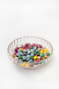 五颜六色的巧克力糖果放在水晶碗里
