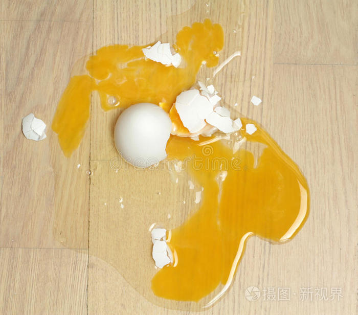地板上的碎鸡蛋