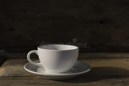 一杯咖啡在磨木桌上的复古风格