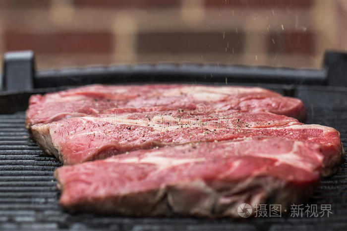 烤架或烧烤上的新鲜牛肉牛排