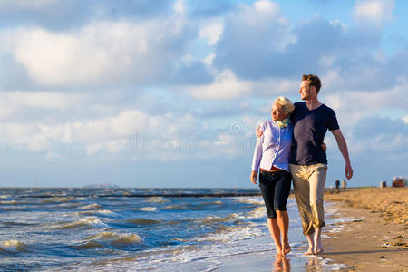 一对夫妇在德国北海海滩散步