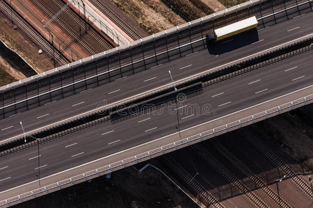 波兰公路和铁路的鸟瞰图